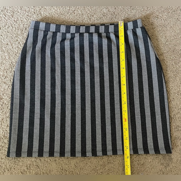 Forever 21 black and gray stripped soft & stretchy mini pencil skirt size medium - Picture 4 of 6